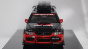 画像2: INNO MODELS 三菱 ランサー エボIX ワゴン "アドバン" ルーフボックス付き BLACK/RED