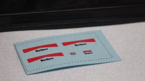 デカールが台座裏に付いています