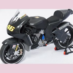 画像: ミニチャンプス ドゥカティ デスモセディチ GP 11カーボン ヴァレンシア テスト 2010 Valentino Rossi MAT BLACK