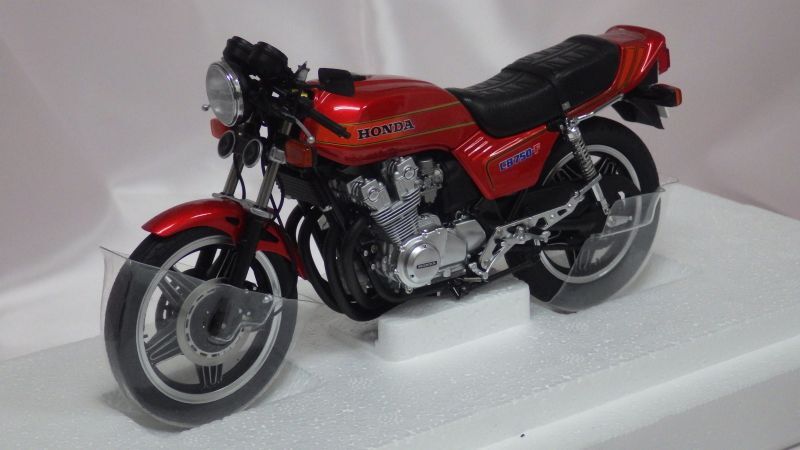 オートアート ホンダ CB750F「バリバリ伝説」(巨摩 郡ヘルメット付属