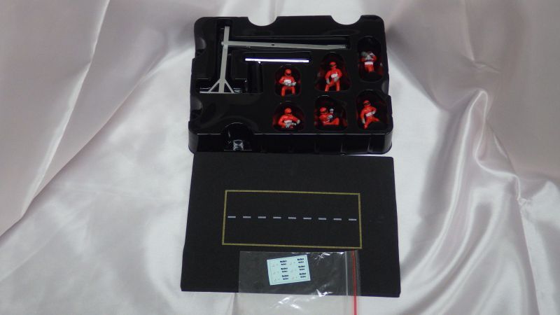 画像4: イクソ ピットストップ メカニックセット WITH 6 FIGURES+POST AND CABLES RED