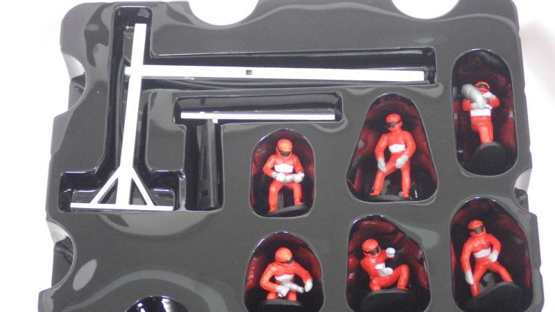 画像2: イクソ ピットストップ メカニックセット WITH 6 FIGURES+POST AND CABLES RED
