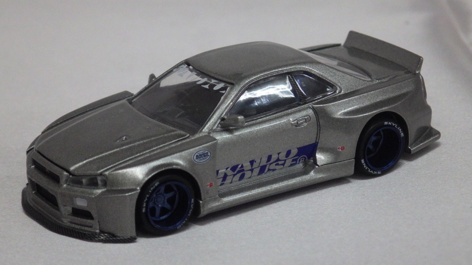 画像1: MINI GT NISSAN SKYLINE GT-R [R34] KAIDO WORKS SHINJUKU V1 SILVER